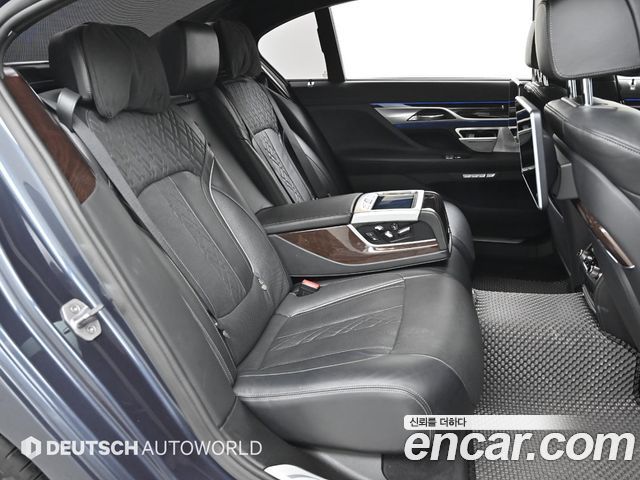 BMW 7-Series 2016 — photo 13