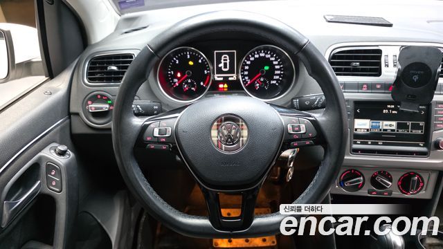 Volkswagen Polo 2016 — photo 13