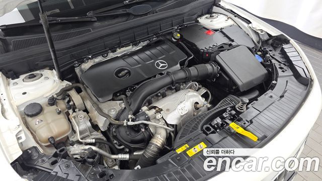 Mercedes-Benz GLB-Class 2023 — photo 6