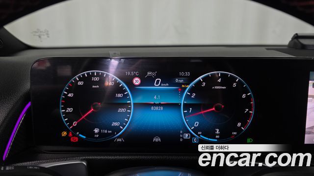Mercedes-Benz GLB-Class 2023 — photo 11