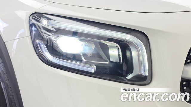 Mercedes-Benz GLB-Class 2023 — photo 8