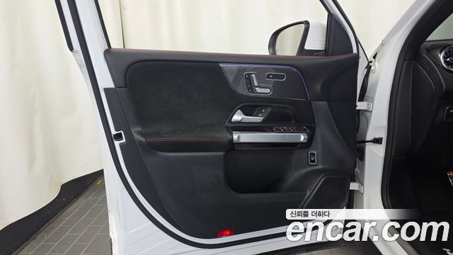 Mercedes-Benz GLB-Class 2023 — photo 14
