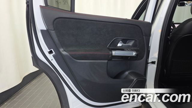 Mercedes-Benz GLB-Class 2023 — photo 15
