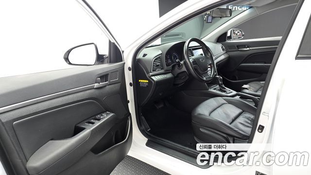 Hyundai AVANTE 2016 — photo 10