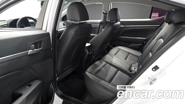 Hyundai AVANTE 2016 — photo 11