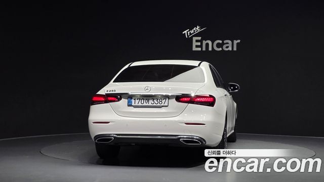 Mercedes-Benz E-Class 2022 — photo 4