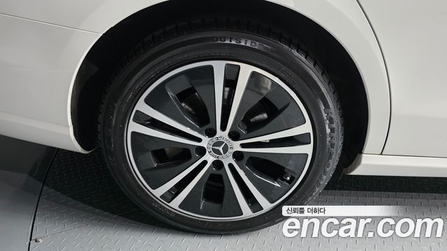 Mercedes-Benz E-Class 2022 — photo 5