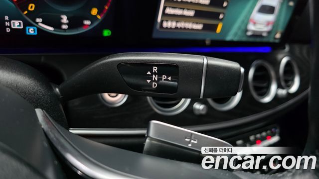 Mercedes-Benz E-Class 2022 — photo 12