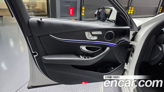 Mercedes-Benz E-Class 2022 — photo 14