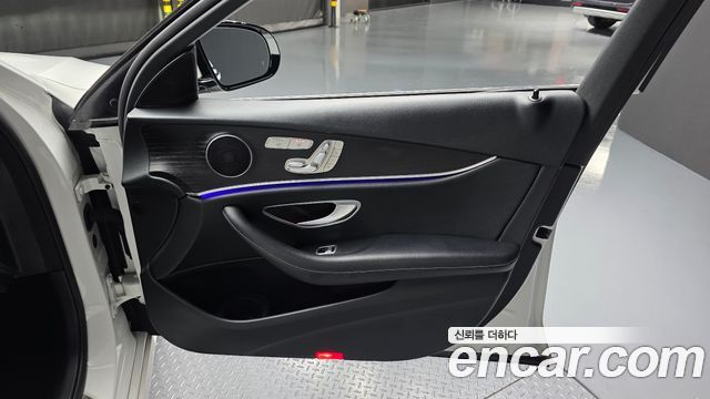 Mercedes-Benz E-Class 2022 — photo 15