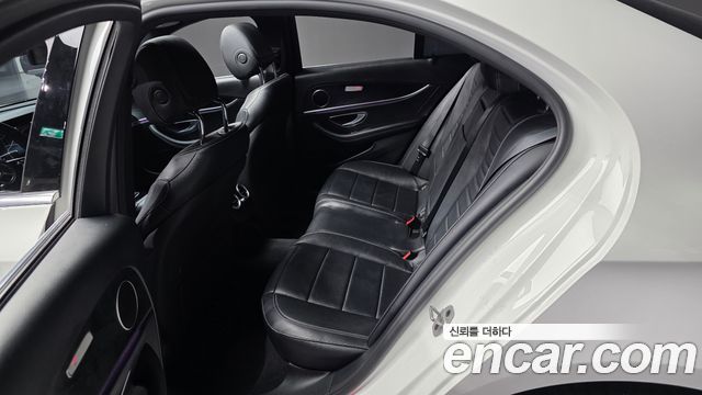 Mercedes-Benz E-Class 2022 — photo 16