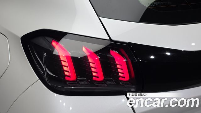 Peugeot 208 2022 — photo 9