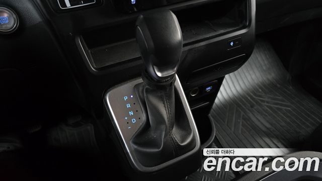 Hyundai Staria 2025 — photo 9
