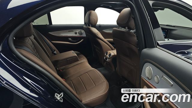 Mercedes-Benz E-Class 2021 — photo 16