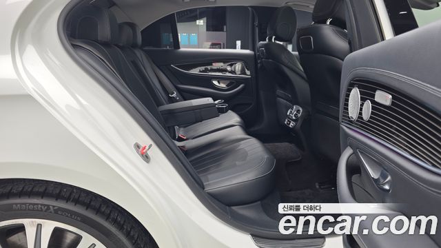 Mercedes-Benz E-Class 2019 — photo 12