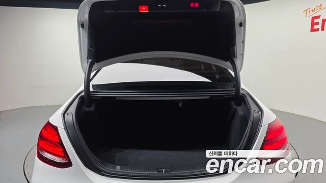 Mercedes-Benz E-Class 2019 — photo 20