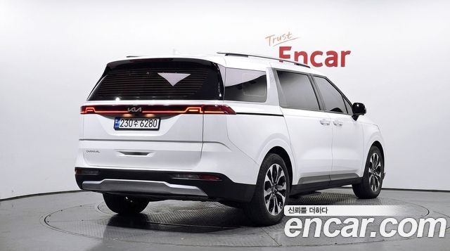 Kia Canival 2023 — photo 2