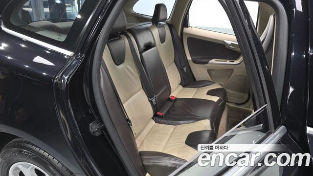 Volvo XC60 2011 — photo 12