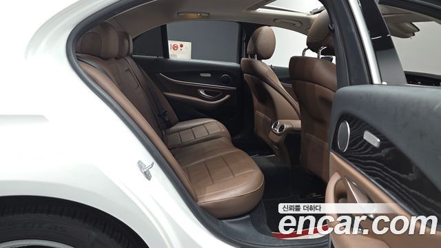 Mercedes-Benz E-Class 2018 — photo 12