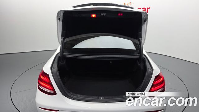 Mercedes-Benz E-Class 2018 — photo 20