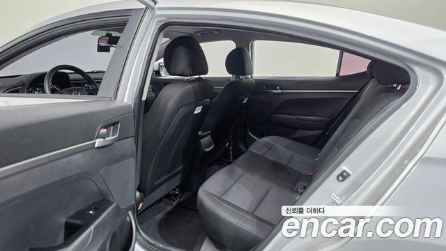 Hyundai AVANTE 2018 — photo 11