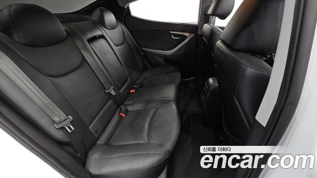 Hyundai AVANTE 2016 — photo 18