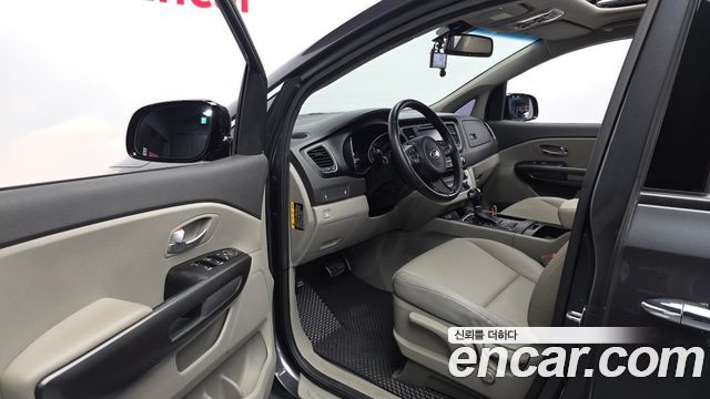 Kia Canival 2015 — photo 13