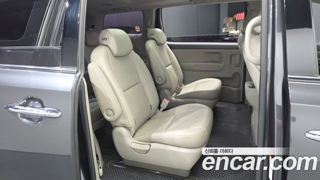 Kia Canival 2015 — photo 18