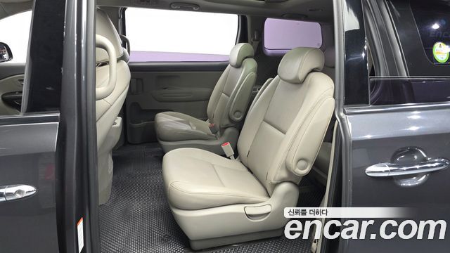 Kia Canival 2015 — photo 16