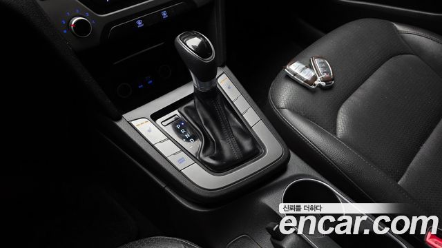 Hyundai AVANTE 2017 — photo 12