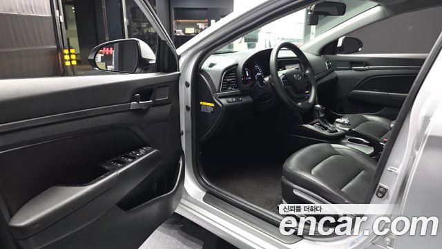 Hyundai AVANTE 2017 — photo 13