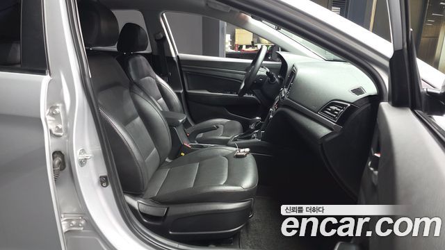Hyundai AVANTE 2017 — photo 17
