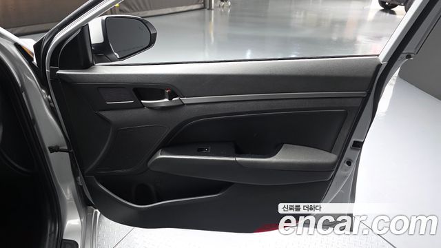 Hyundai AVANTE 2017 — photo 14