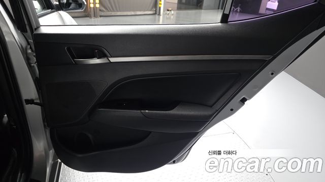 Hyundai AVANTE 2017 — photo 15