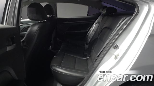 Hyundai AVANTE 2017 — photo 16