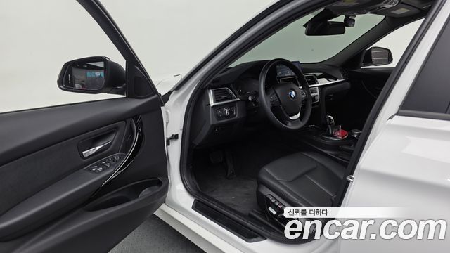 BMW 3-Series 2018 — photo 13