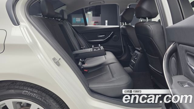 BMW 3-Series 2018 — photo 18