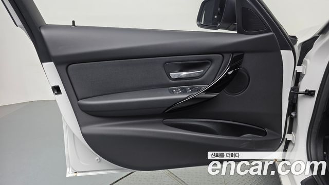 BMW 3-Series 2018 — photo 14