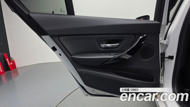 BMW 3-Series 2018 — photo 15