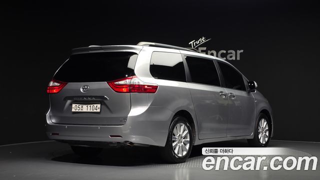 Toyota Sienna 2017 — photo 2