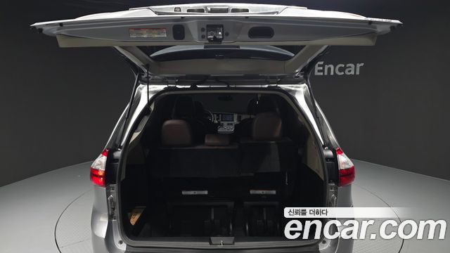 Toyota Sienna 2017 — photo 35