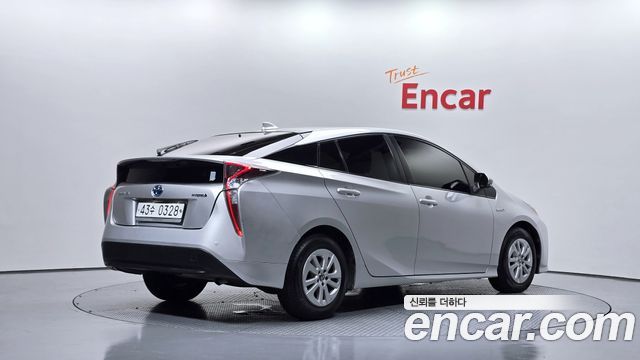 Toyota Prius 2017 — photo 2