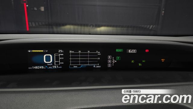 Toyota Prius 2017 — photo 8
