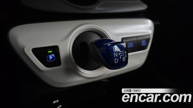 Toyota Prius 2017 — photo 9