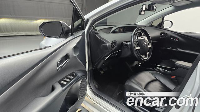 Toyota Prius 2017 — photo 10