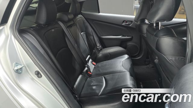 Toyota Prius 2017 — photo 11