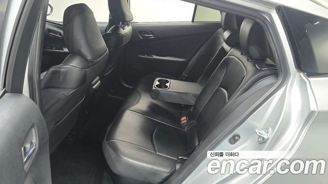 Toyota Prius 2017 — photo 12