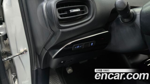 Toyota Prius 2017 — photo 16