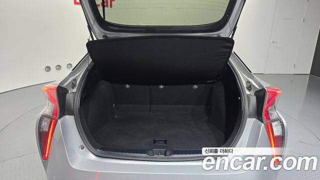 Toyota Prius 2017 — photo 20