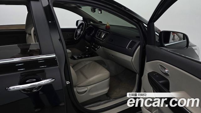 Kia Canival 2019 — photo 17